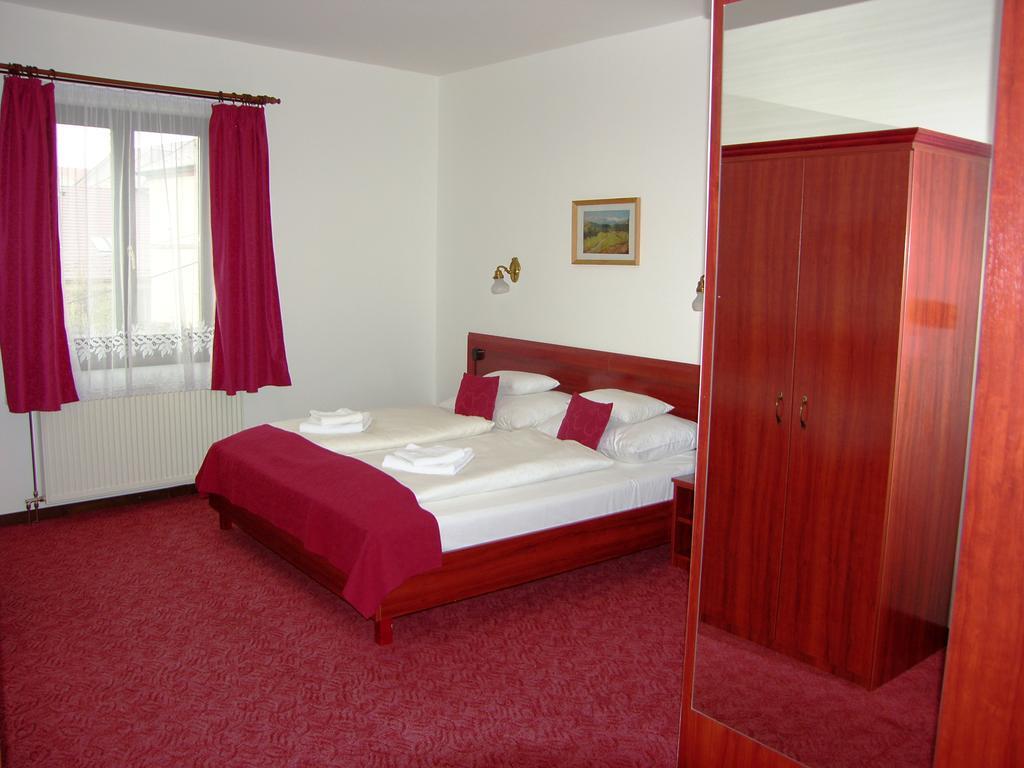 Adler Hotel Budaors Room photo